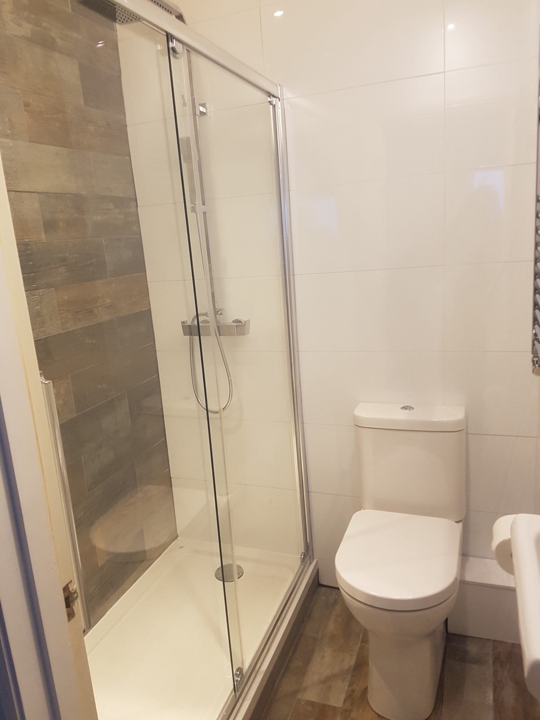 Walk-in shower with wood-effect feature tiles