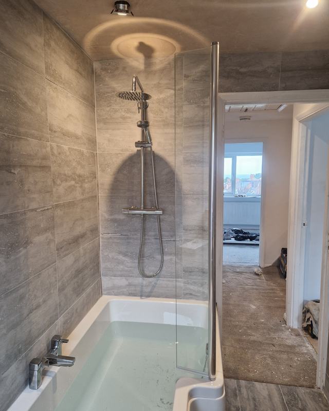 Stone-effect tiling with a rainfall shower