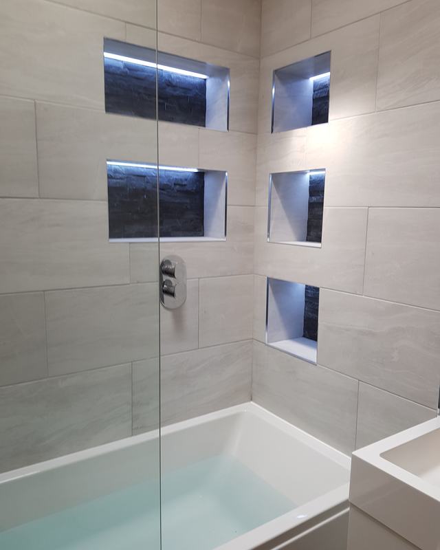 Bath with illuminated tiled niches